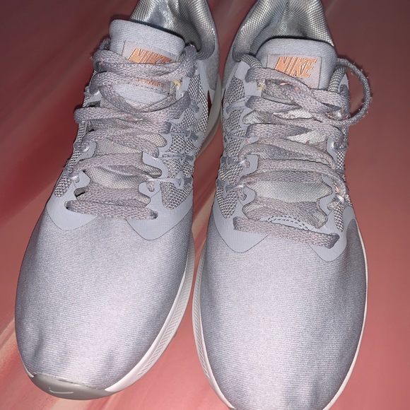 Nike sneakers size 8.5 - Picture 4 of 7